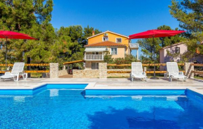 Ferienwohnung mit großem Pool nur 500 Meter bis zum Kieselstrand mit Klima, WLAN, Terrasse, Grillplatz
